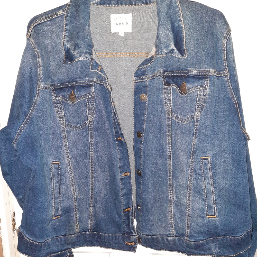Torrid denim jacket EUC sz 4 (24/26)
